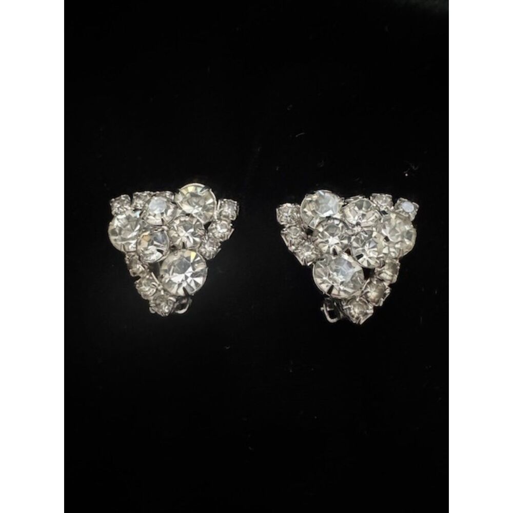 Vintage 1940-1950 clear rhinestones chunky clip on earrings.
